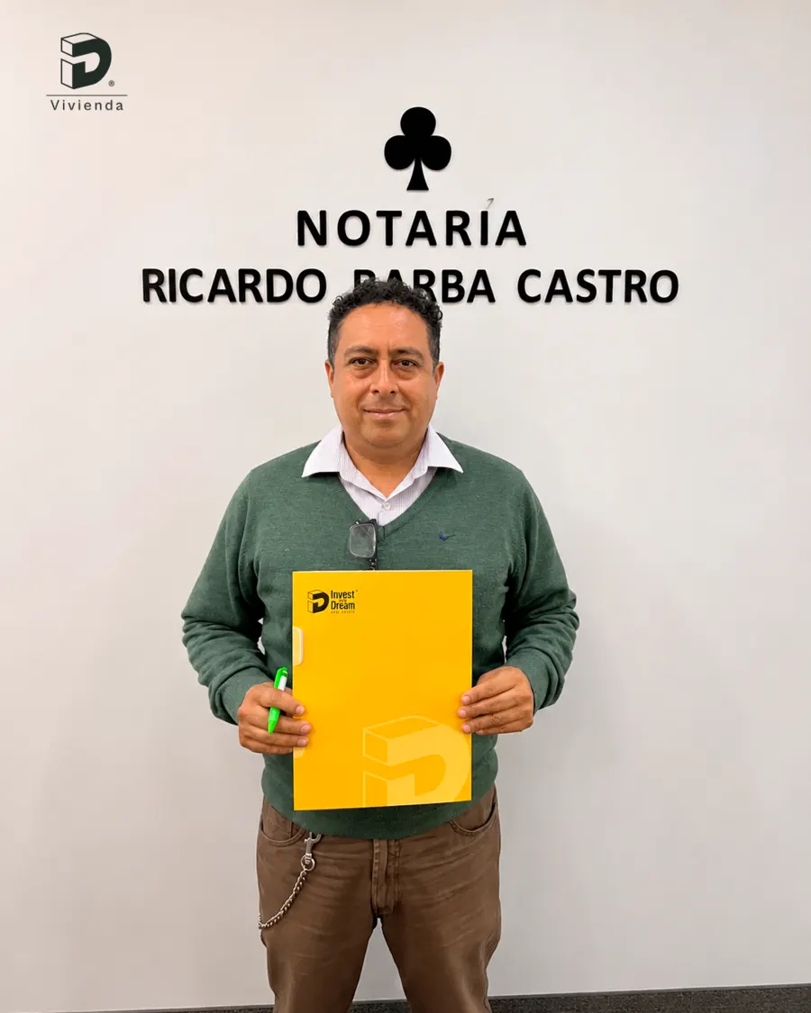 Cliente de Invest And Dream junto a documentación en una notaría