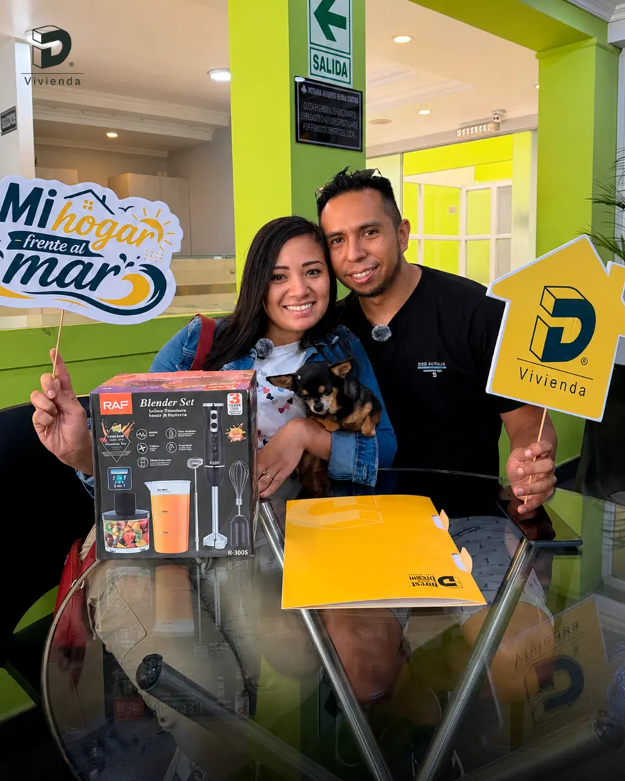 Clientes de Invest And Dream en la sala de ventas con material del proyecto