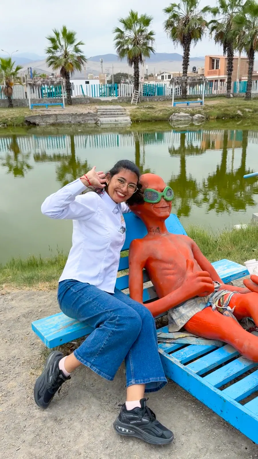 Escultura decorativa junto a la laguna de Chilca, atractivo turístico de la zona