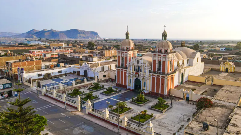 Vista aérea de la plaza e iglesia de Chilca, a 3 minutos del proyecto