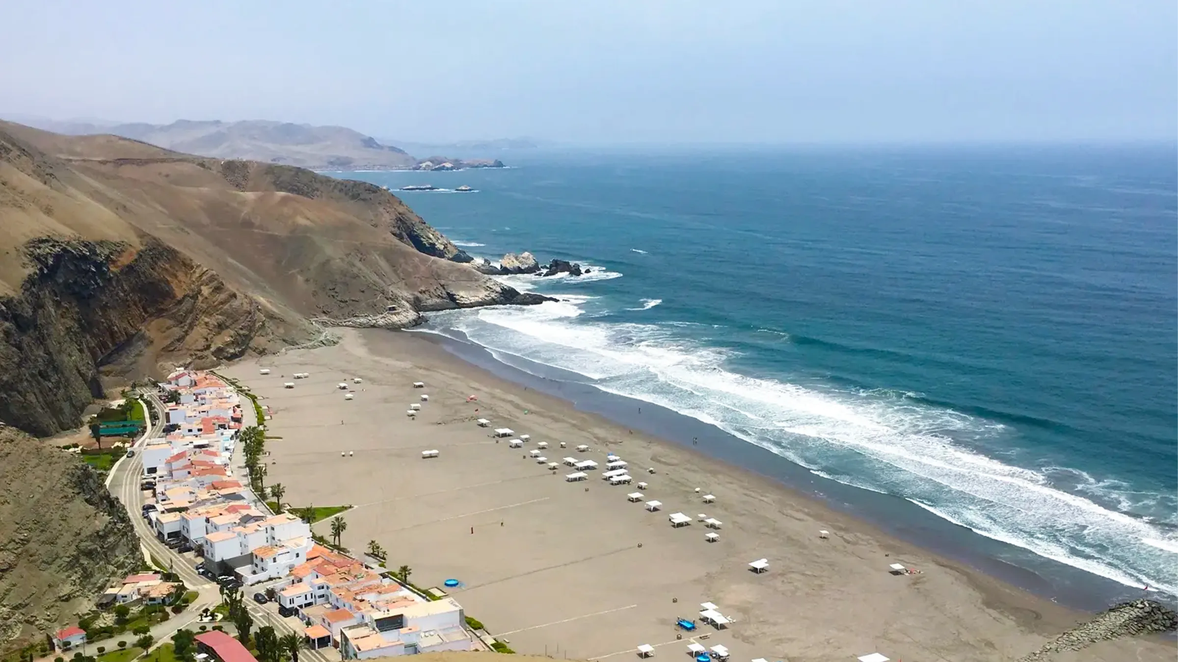Vista aérea de la playa de Chilca con el mar, la costa y el balneario donde se ubica Sol y Mar de Chilca